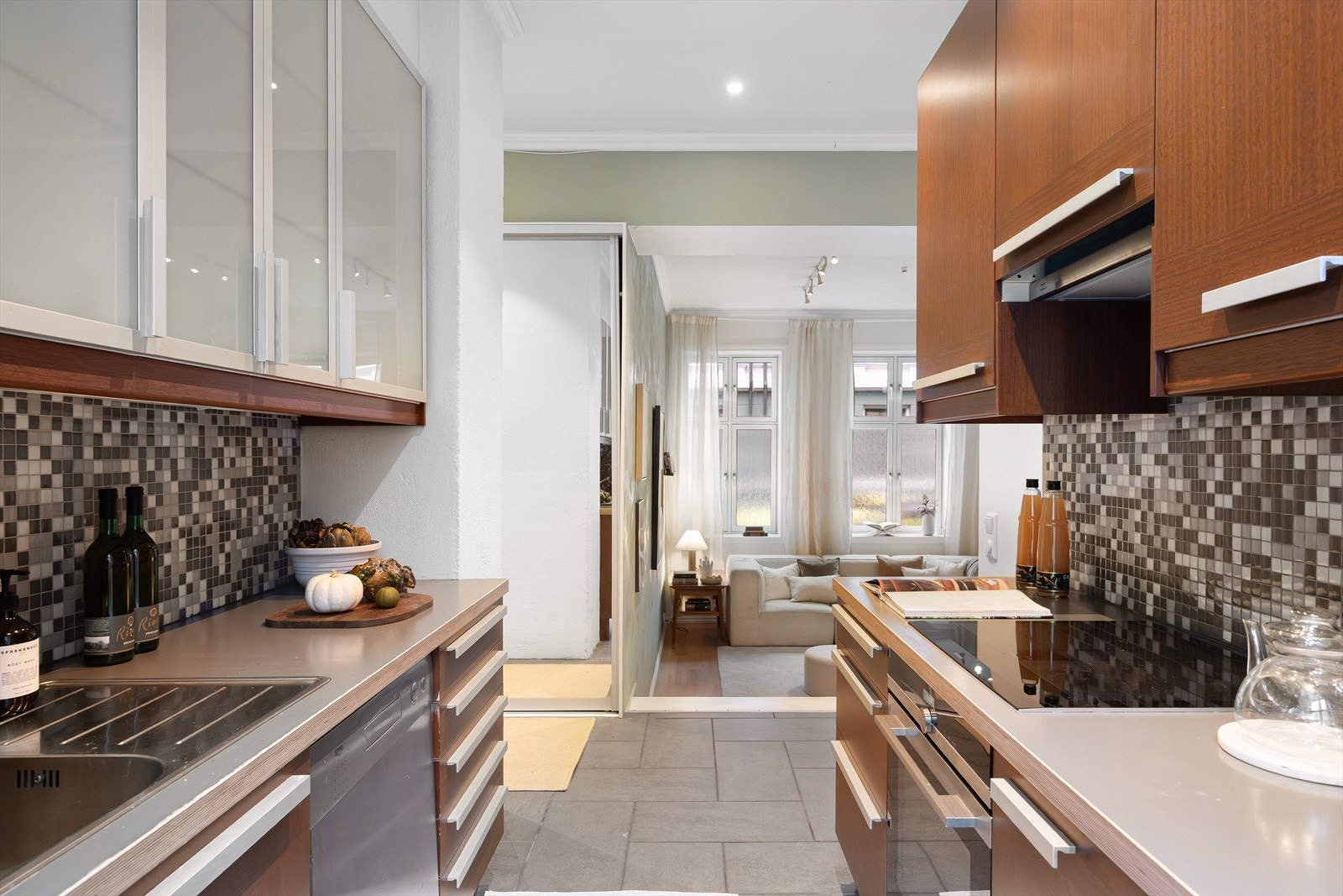 Kjøkkenet er utstyrt med integrert kjøl/fryseskap, induksjonstopp, stekeovn, samt oppvaskmaskin. Galleribilde