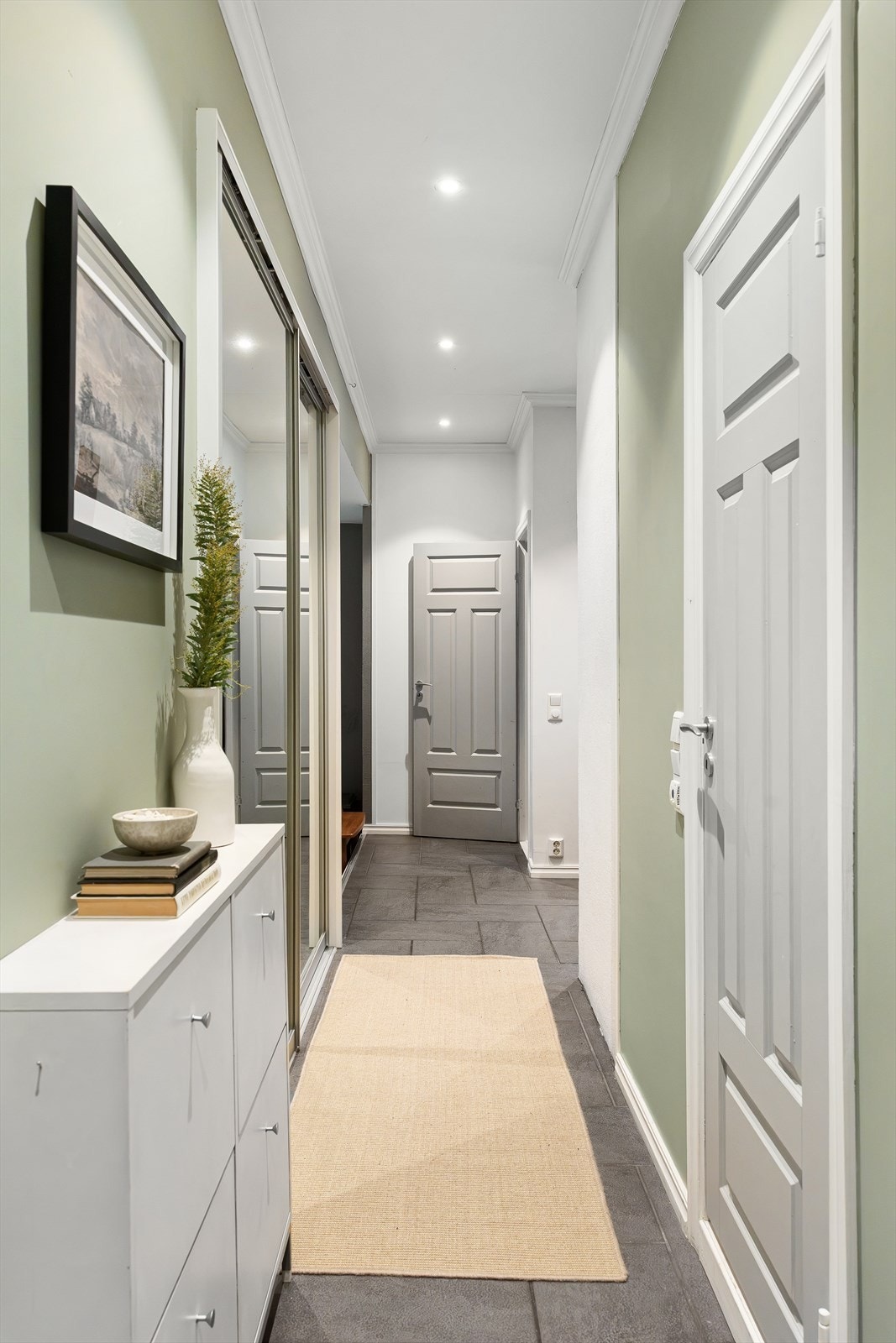 Praktisk entré med flislagt gulv og varmekabler. Galleribilde