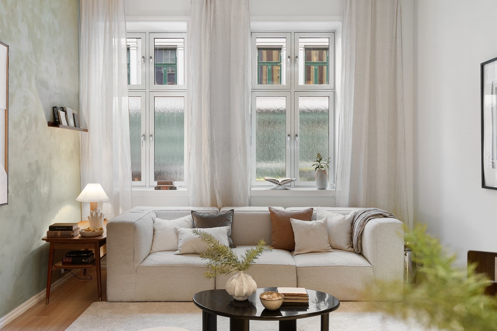 Leiligheten har en gjennomtenkt planløsning, store vindusflater og imponerende takhøyde på opptil 3,3 meter, noe som gir en herlig romfølelse gjennom hele leiligheten. Galleribilde