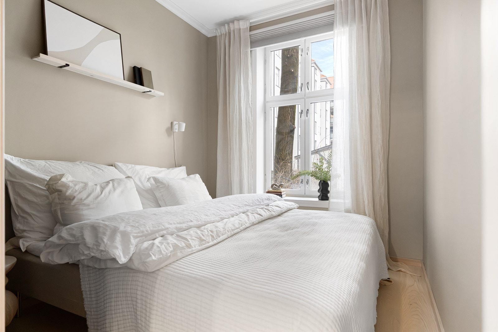 Soverommet er romslig med plass til dobbeltseng og garderobeskap. Galleribilde