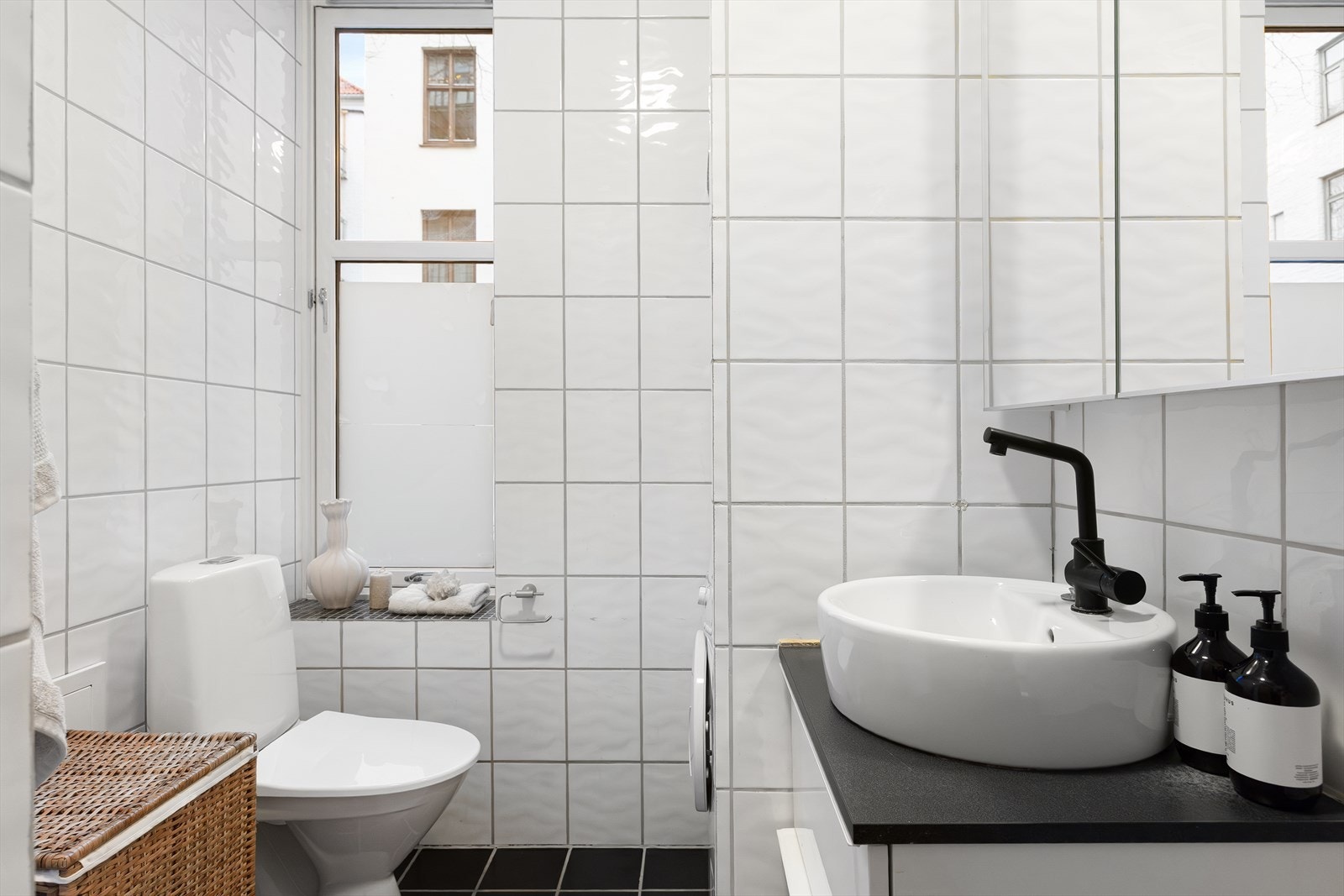 Her får du også opplegg for vaskemaskin, samt elektrisk styrt vifte som sørger for god ventilasjon. Galleribilde