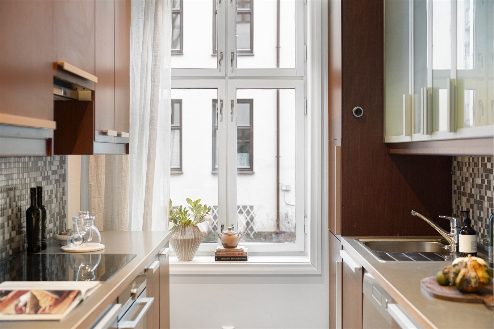 Downlights og et stort vindu bidrar til god belysning. Galleribilde