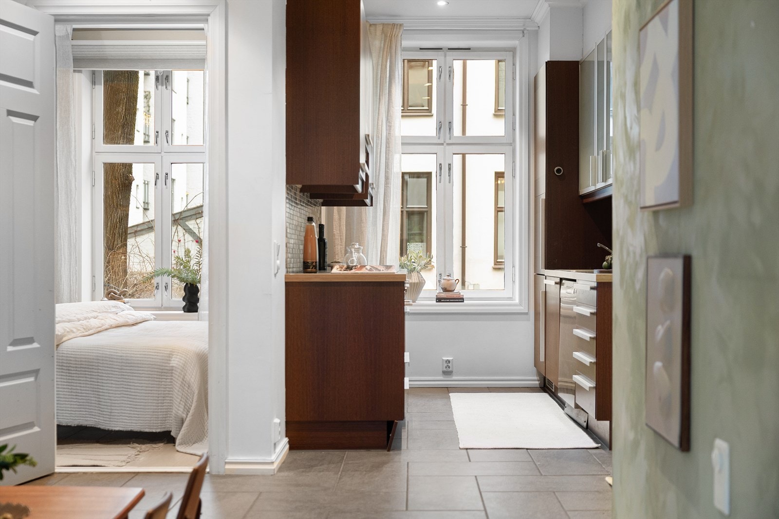 Komfyrvakt og ventilator er montert over kokeplassen. Galleribilde