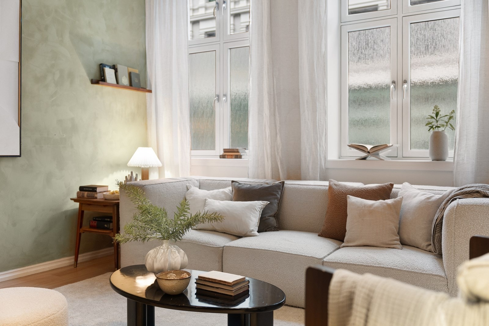 Her får du en romslig stue, delvis separat kjøkken, nyoppusset soverom og et behagelig bad. Galleribilde