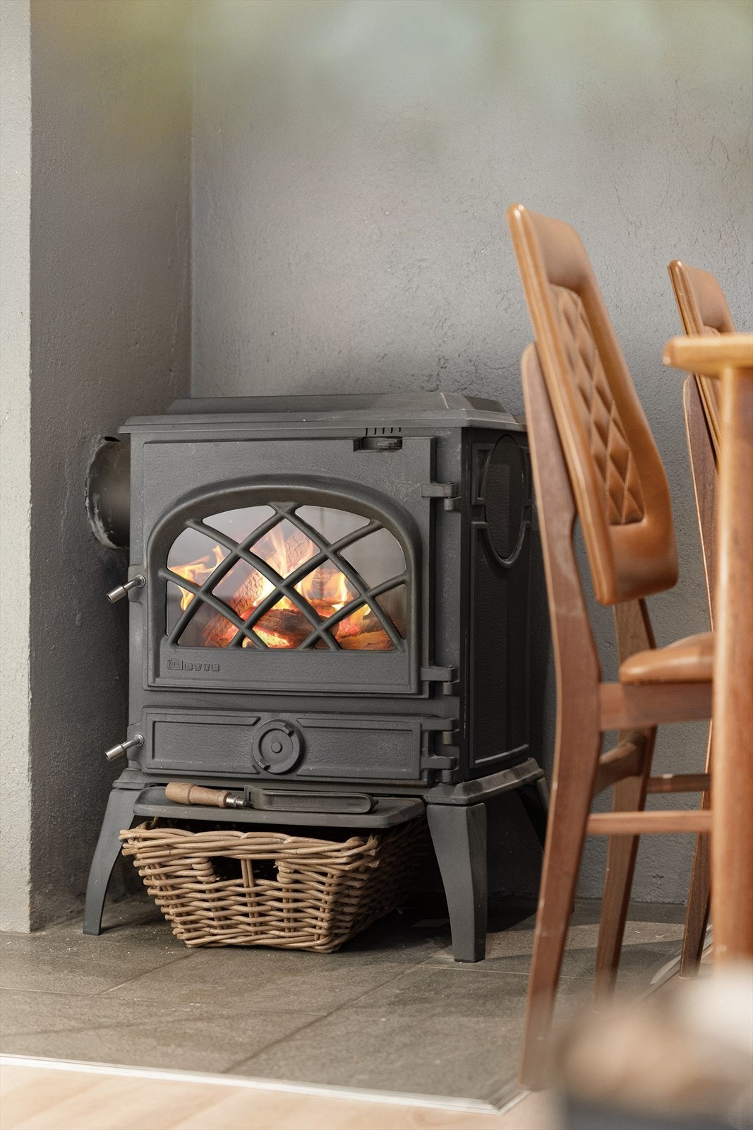 Hyggelig vedovn gir rommet ekstra karakter, samtidig som den varmer godt på kalde dager. Galleribilde