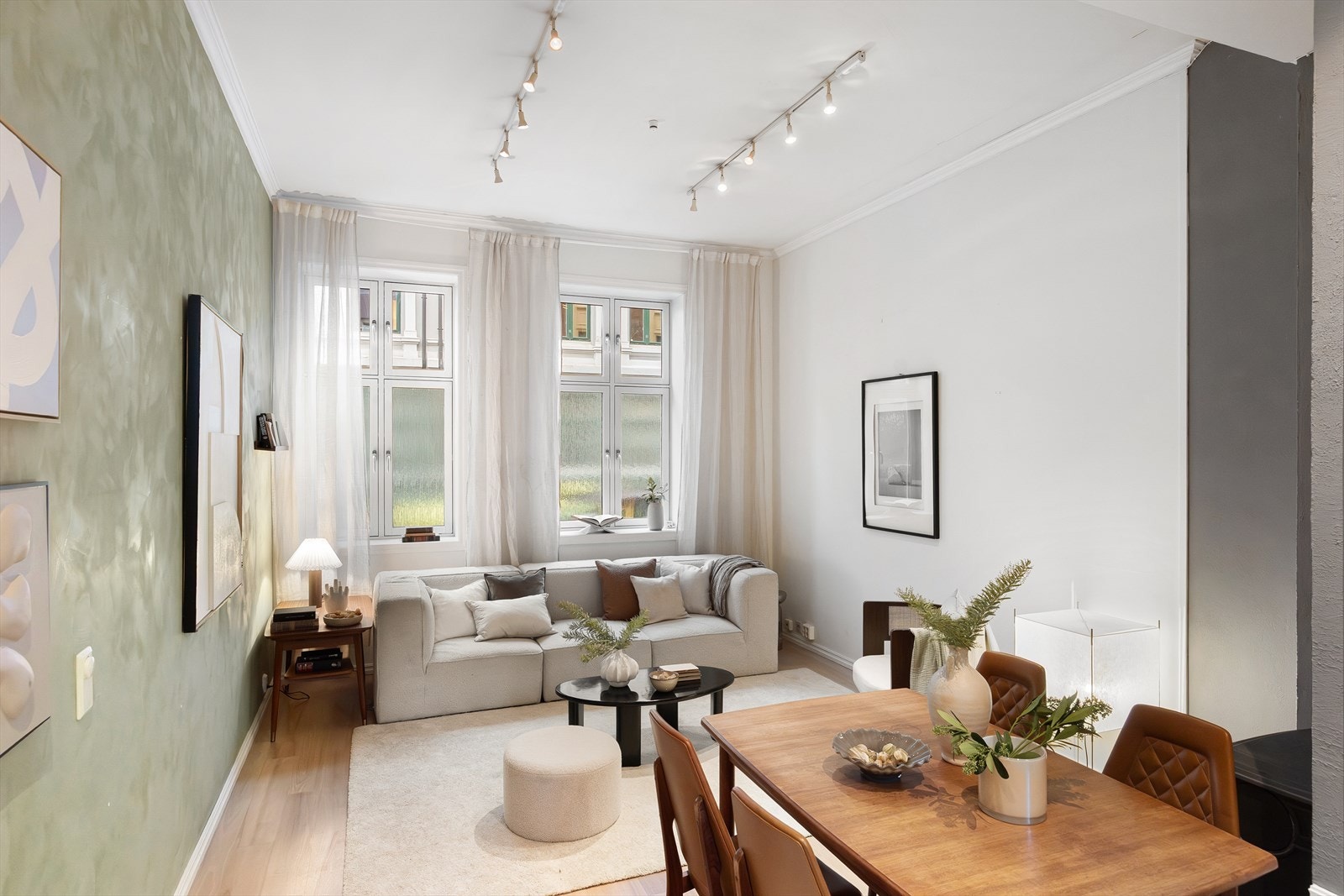 Leiligheten har en tilbaketrukket og rolig beliggenhet rett ved Tøyenparken, samtidig som den har nærhet til alle slags fasiliteter og kollektivtilbud. Galleribilde