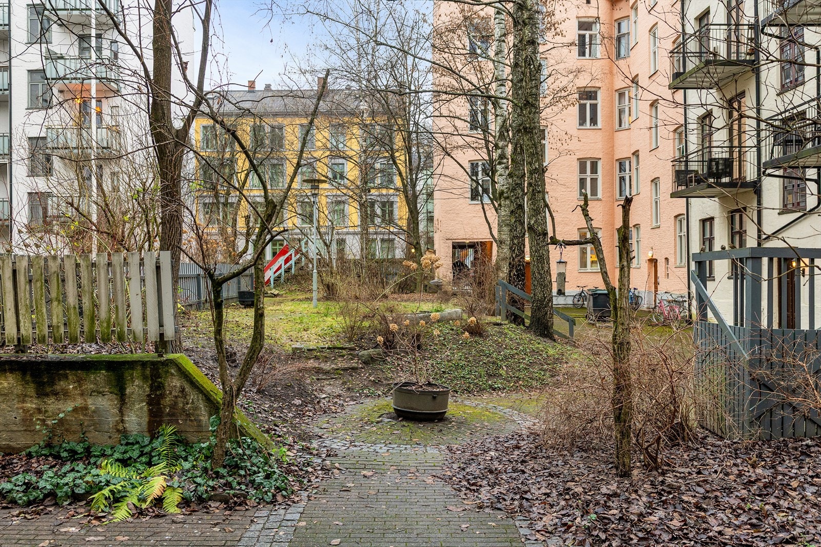 Bakgård. Galleribilde