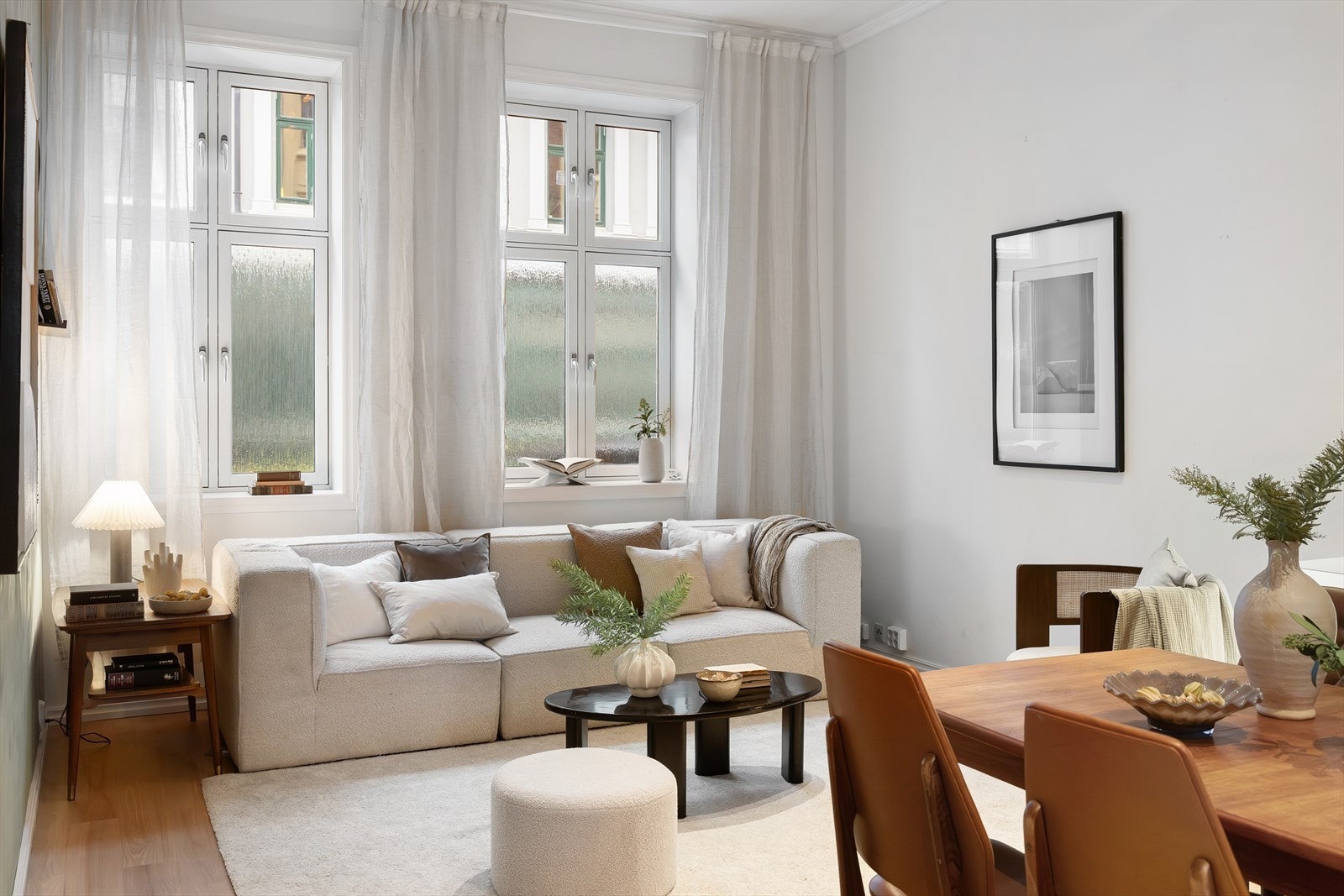 Rommet er enkelt å møblere, med god plass til både sofagruppe, TV-benk og en naturlig spiseplass. Galleribilde