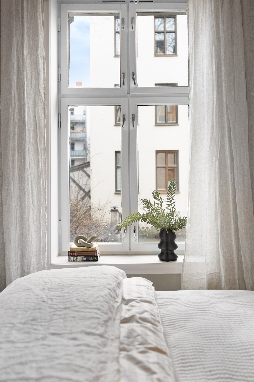 Vinduet vender mot rolig bakgård. Galleribilde