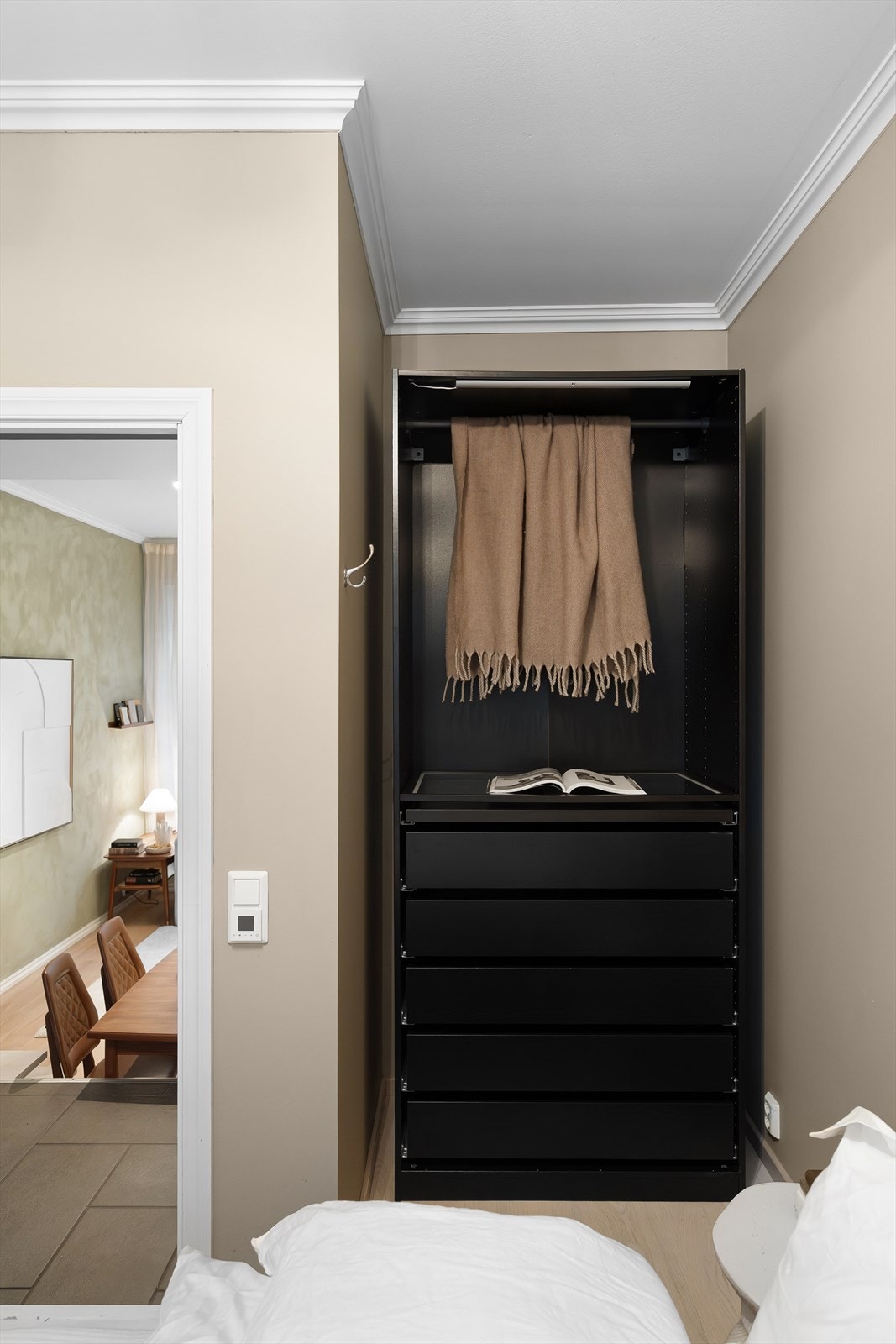 Rommet ble oppusset i 2024 med eikeparkett med varmefolie, samt sparklet og malte vegger. Galleribilde