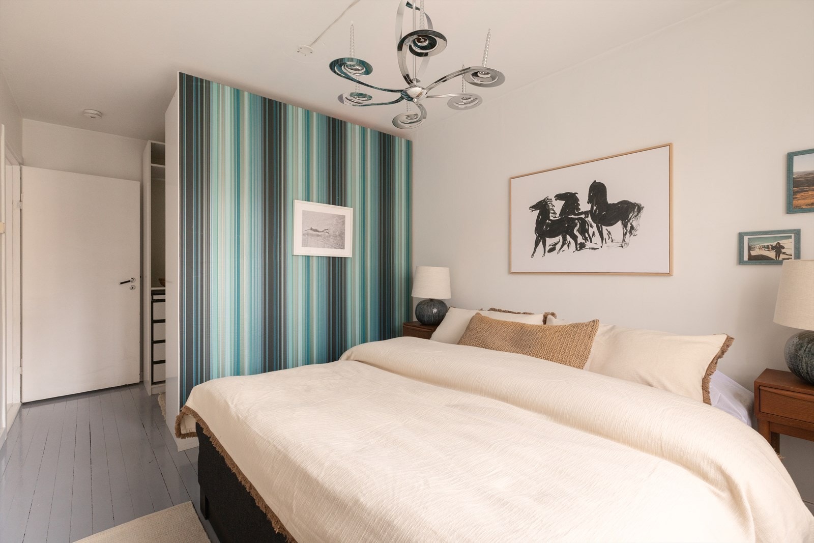 Soverom er utstyrt med smart garderobeløsning. Galleribilde