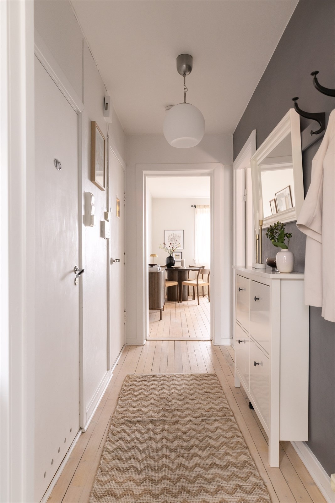 Fra entreen er det adkomst til samtlige av leilighetens rom, noe som gir en praktisk og oversiktlig flyt i boligen. Velkommen inn! Galleribilde