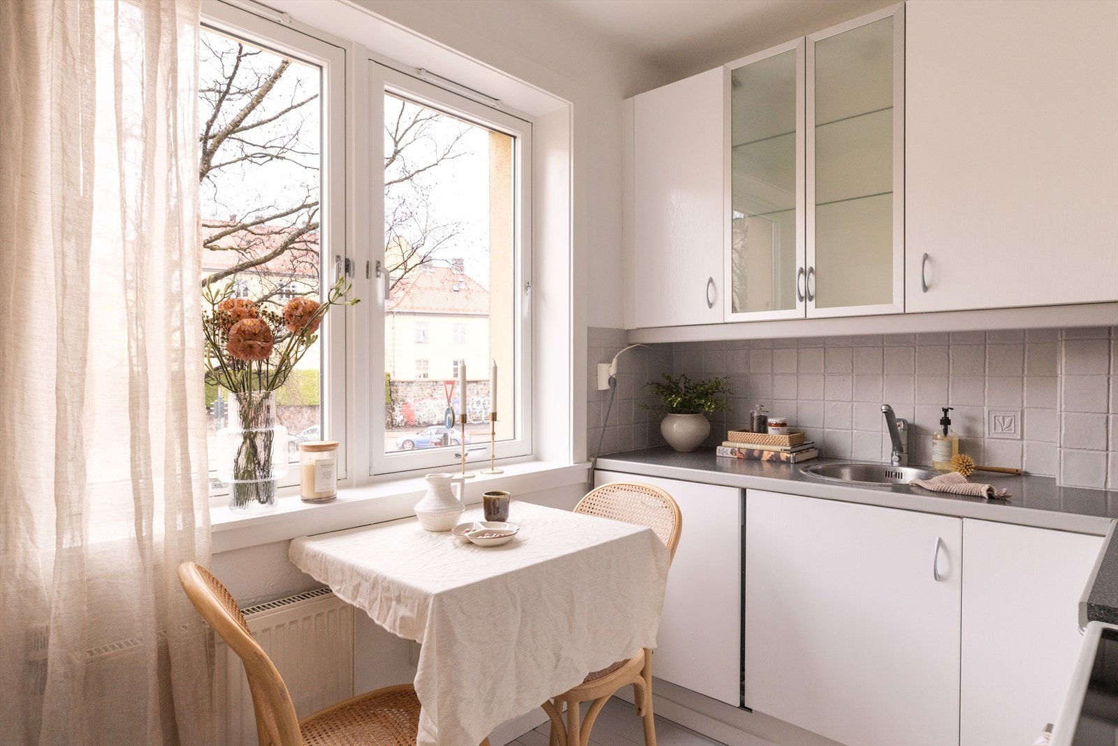 Leiligheten har et separat kjøkken. Ved vinduet er det spiseplass med praktisk nedfelltbart spisebord. Galleribilde