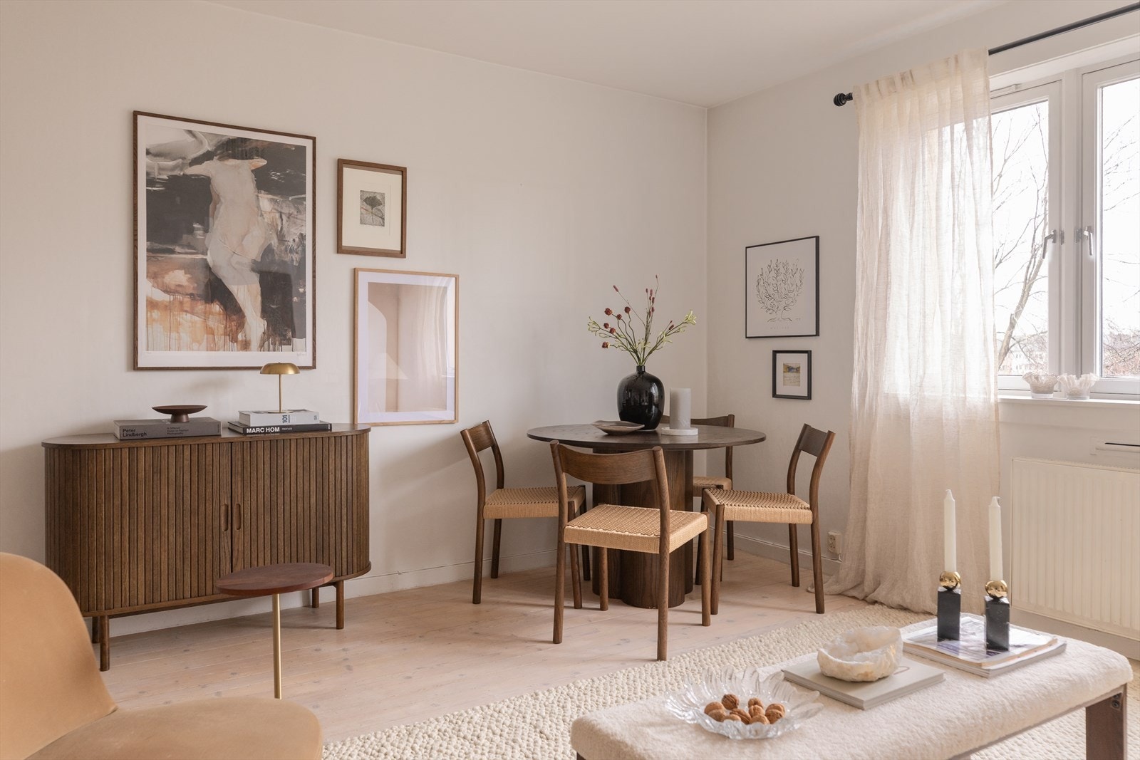 Store vindusflater som slipper inn rikelig med dagslys. Galleribilde