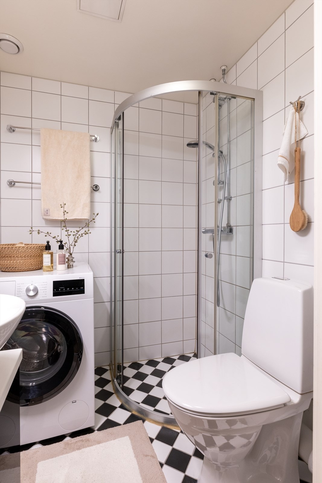 Rommet er innredet med et gulvstående toalett, servant med underskap og et dusjhjørne med glassvegger. Det er opplegg for vaskemaskin, og ventilasjonen sikres med mekanisk avtrekk. Galleribilde