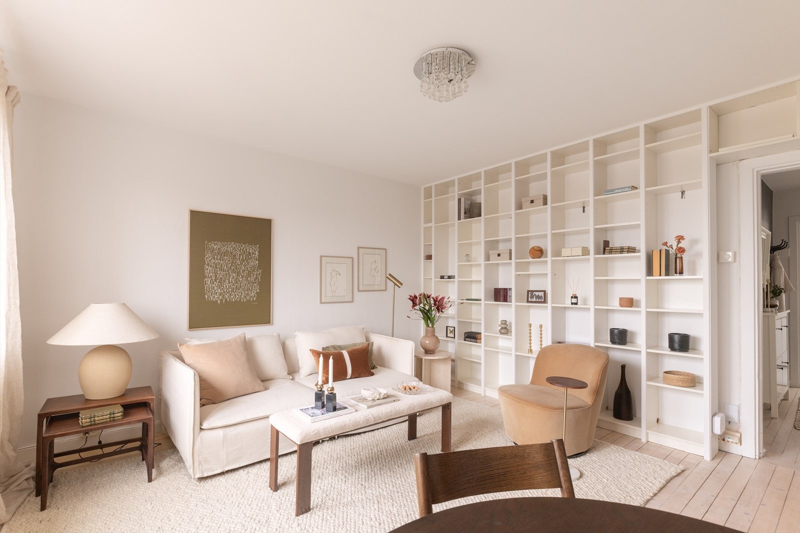 Romslig stue med god plass til sofa og tilhørende møblement. Rommet er innredet med en plassbygd bokhylle. Galleribilde