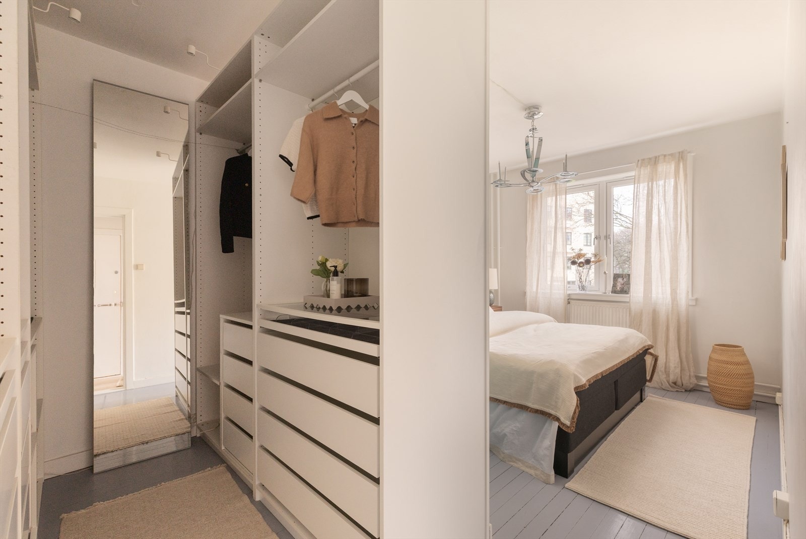 Det er godt med lagringsplass i garderobeskapet. Galleribilde