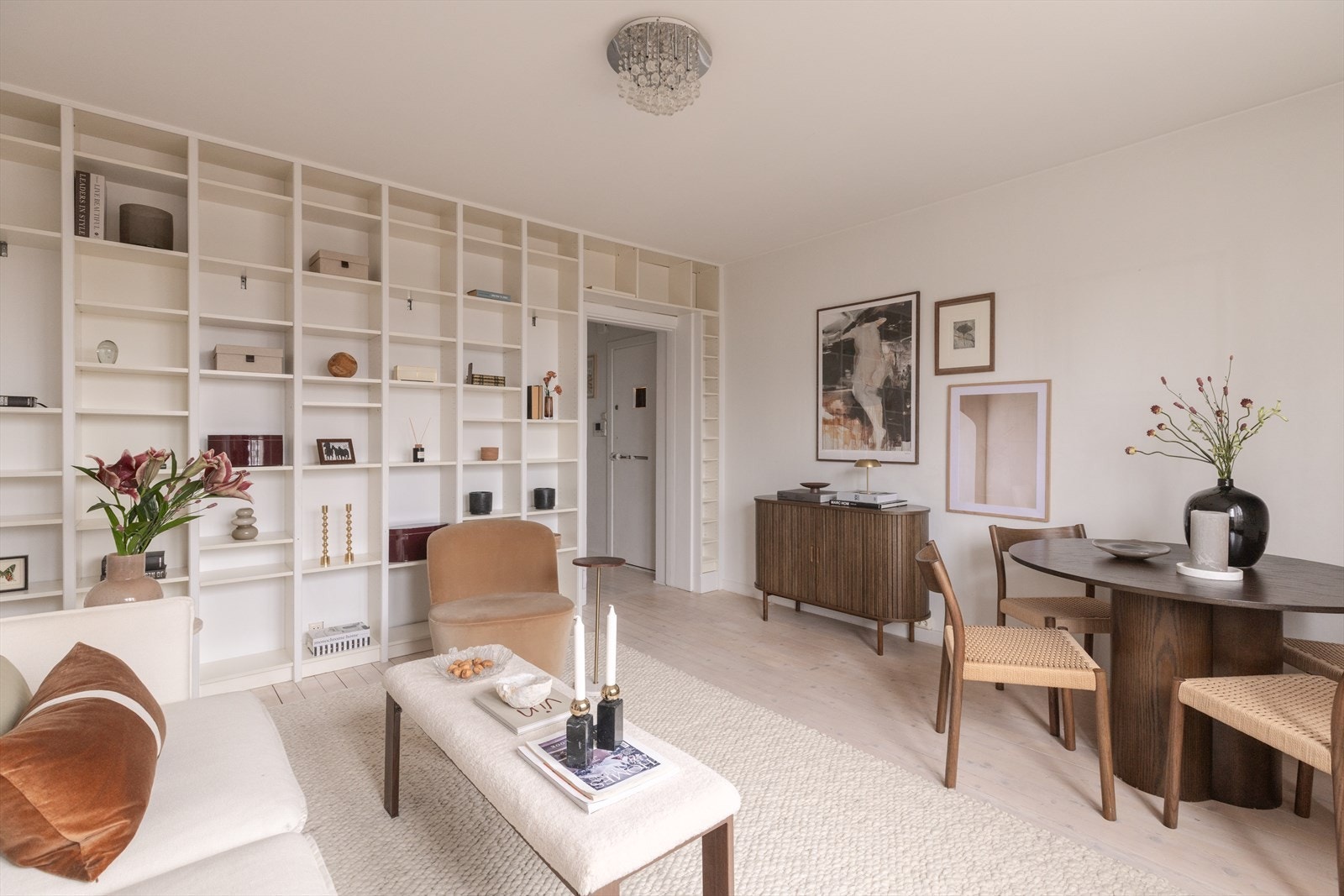 I stuen er det også plass til en koselig spisegruppe. Galleribilde