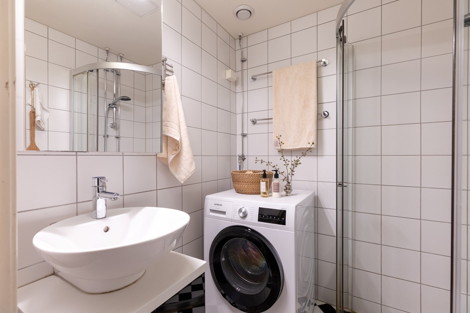 Badet ble renovert i 2009 i regi av boligselskapet og har flislagte overflater med elektriske varmekabler i gulvet. Galleribilde