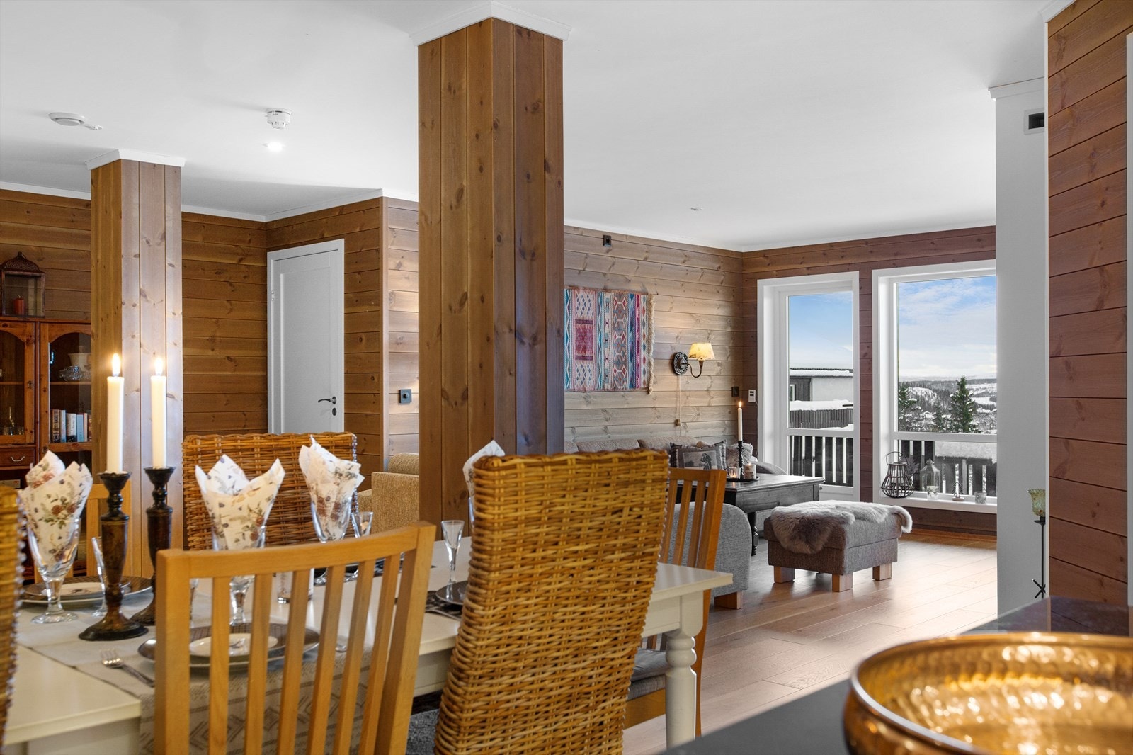 Leiligheten fremstår som moderne og velholdt, med god standard på overflater og materialvalg. Galleribilde