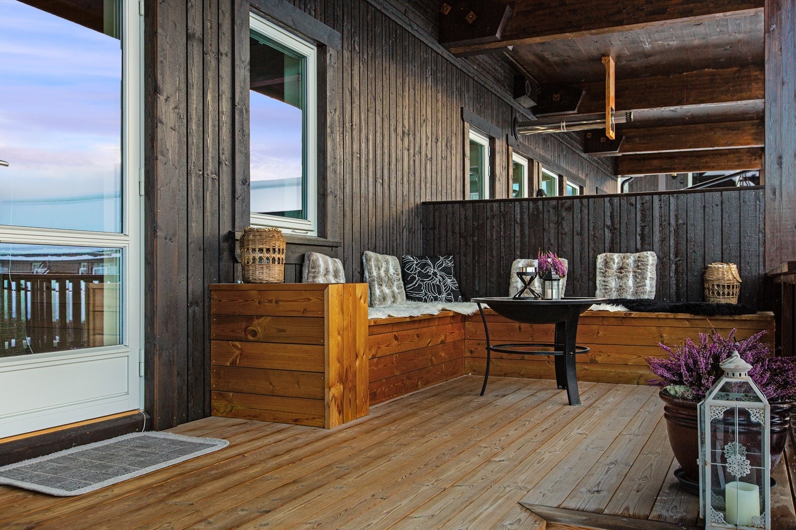 Terrassen ble i 2021 oppgradert med en stor plassbygd sittegruppe og større sittetrapp. Galleribilde