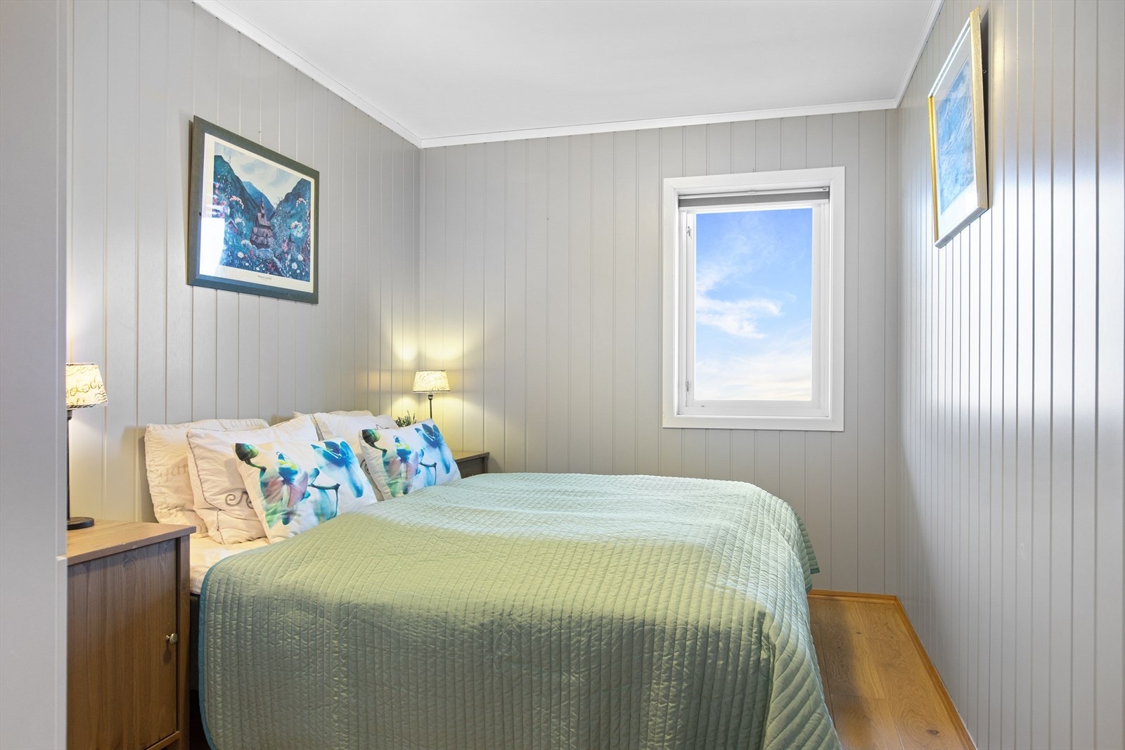 Leiligheten har to soverom. Hovedsoverommet er innredet med dobbeltseng, og har plassbygd garderobeskap. Galleribilde