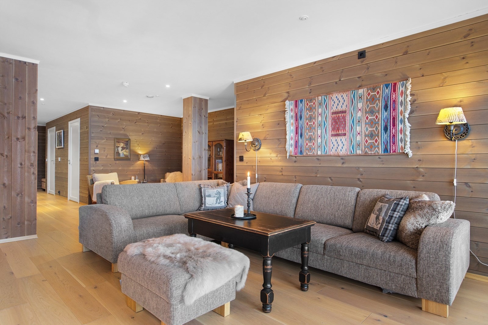 Hyggelig stue med god plass til møblering av en romslig salong. Galleribilde