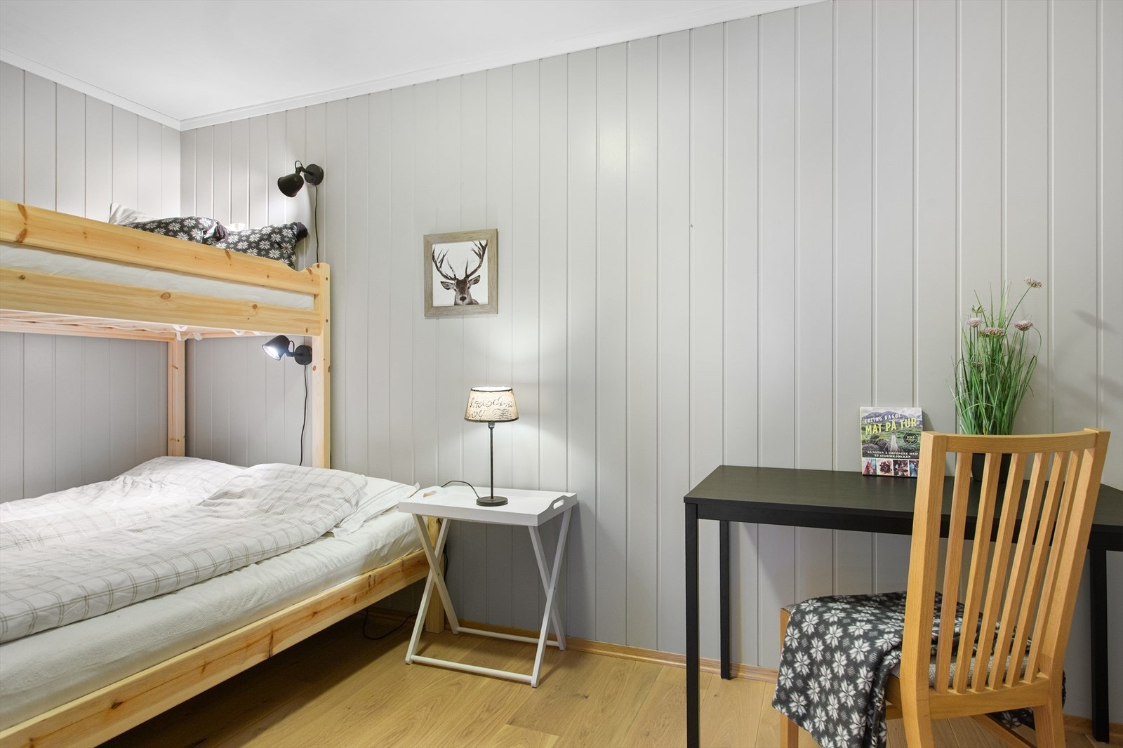 Leiligheten har også en sovealkove med bred familiekøye. Her er det også innredet med en pult, så det er muligheter for hyttekontor for den som ønsker det. Galleribilde