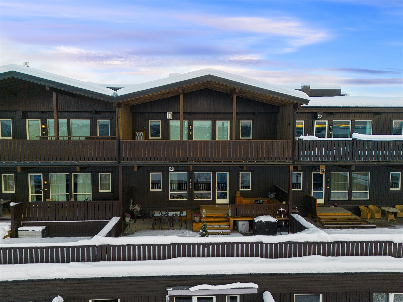 Innholdsrik leiligheten med entré, stue, kjøkken, to bad, to soverom, sovealkove og stor bod/vaskerom. Galleribilde