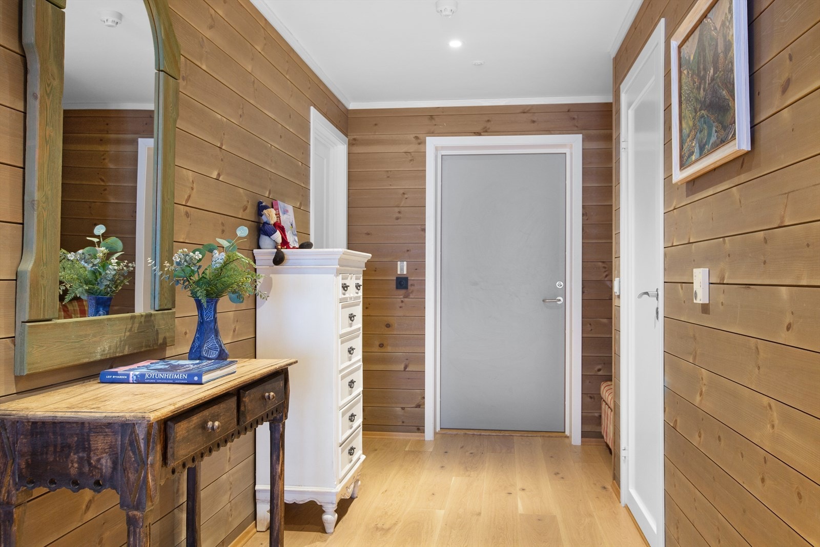 Entréen er romslig og med plass til å henge fra seg yttertøy. Fra entréen er det adkomst til stor bod/vaskerom. Galleribilde