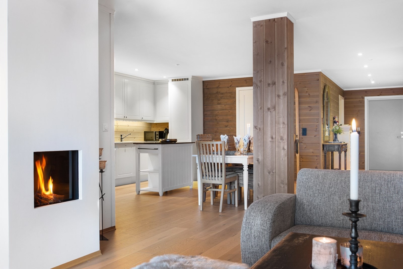 Stuen og kjøkkenet er i en åpen løsning med flere sosiale soner. Galleribilde