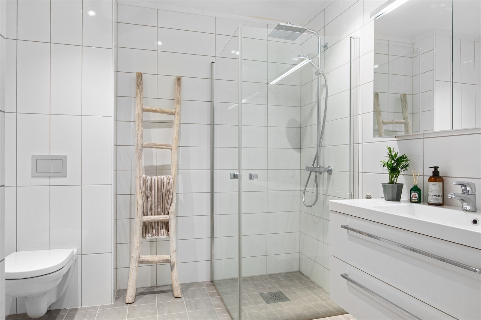 Det er to bad i leiligheten. Begge badene har flislagt overflater med oppvarming fra vannbåren varme. Dersom ønskelig er det plass til å bytte ut dusj med badekar. Galleribilde