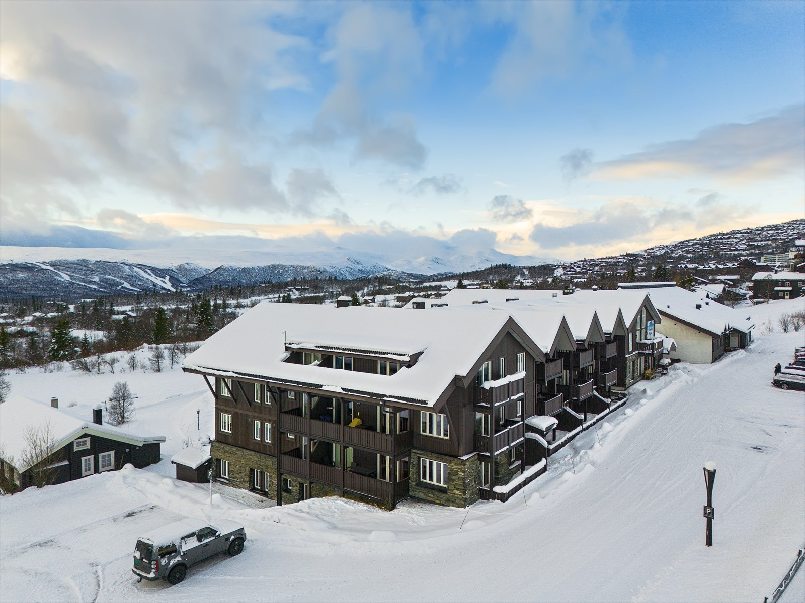 Beitostølen Fjellpark ble oppført som hotell omkring år 1975, og ble ombygd til leiligheter i 2006. Bygningsdelen denne leiligheten er beliggende i ble renovert i 2017. Galleribilde
