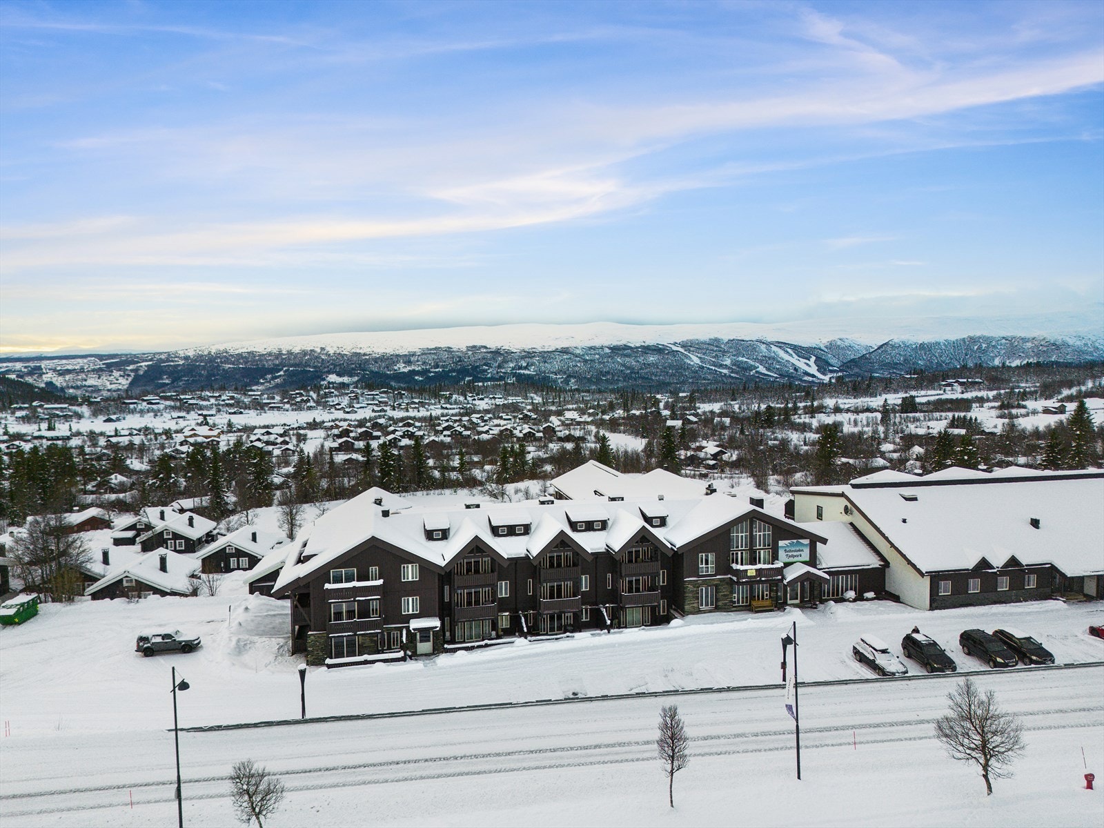 Beitostølen ligger i naturskjønne omgivelser ca. 900 m.o.h ved inngangen til Jotunheimen. Beitostølen er kjent for sine fire fengende årstider, og er et ypperlig utgangspunkt for en rekke aktiviteter i fjellet året rundt. Galleribilde
