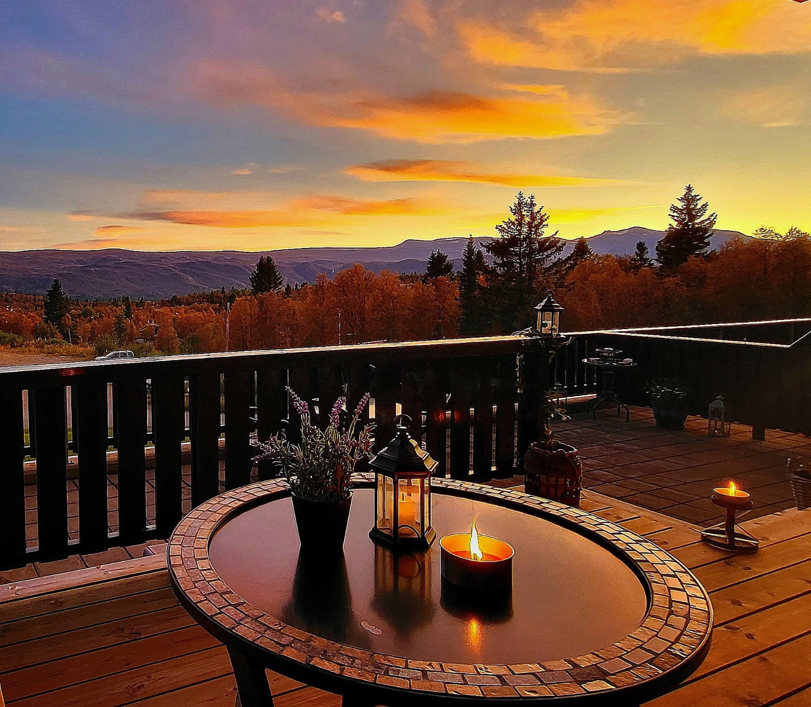 Høst og solnedgang som kan nytes fra leiligheten både ute og inne. Galleribilde