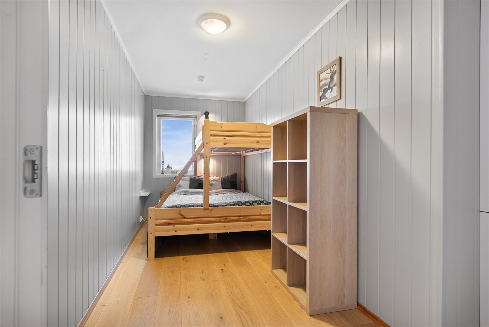 Soverom 2 er innredet med bred familiekøye som gir tre sengeplasser, samt plassbygd garderobeskap til oppbevaring av klær. Galleribilde