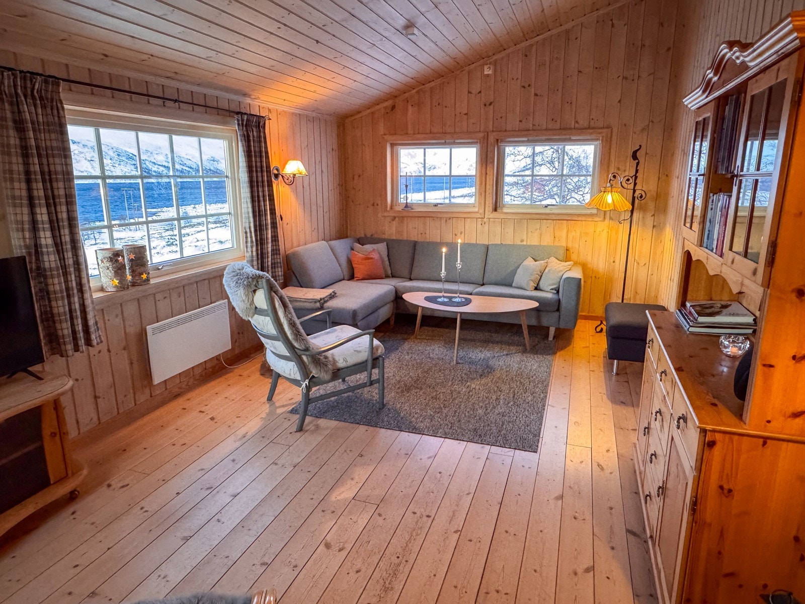 Videre inn finner man en romslig stue med spektakulær utsikt. Selgers private bilder Galleribilde