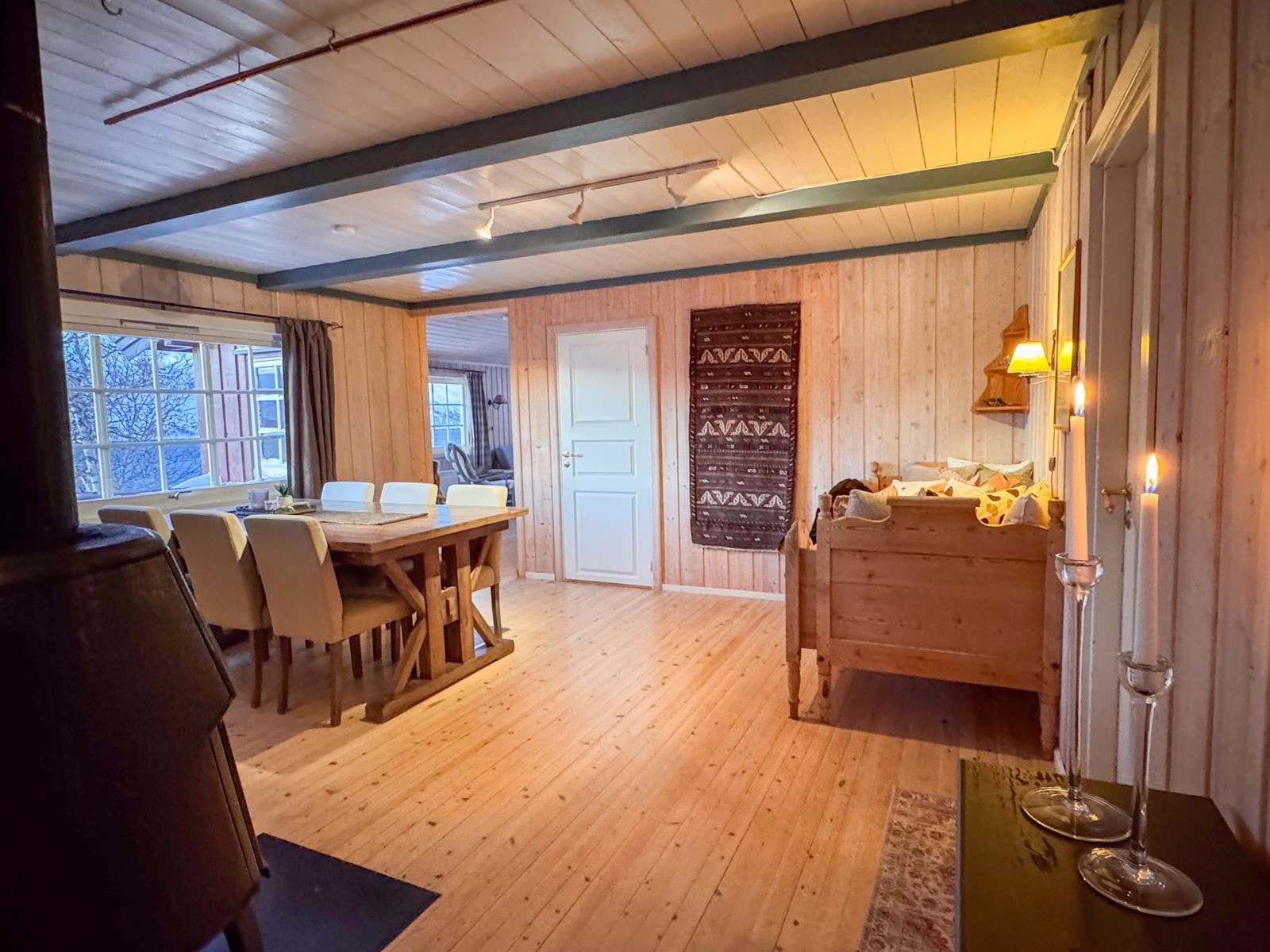 Åpen og lys spisestue med plass til hyggelig selskap og gode måltider. Selgers private bilder Galleribilde