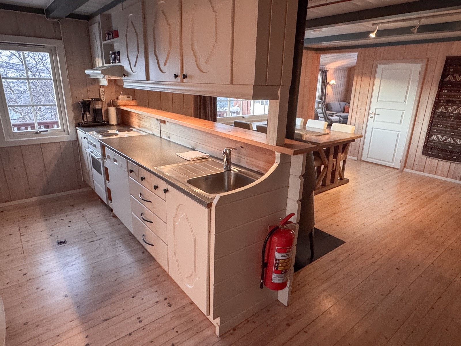 Praktisk kjøkken tilhørende spisestue. Selgers private bilder Galleribilde