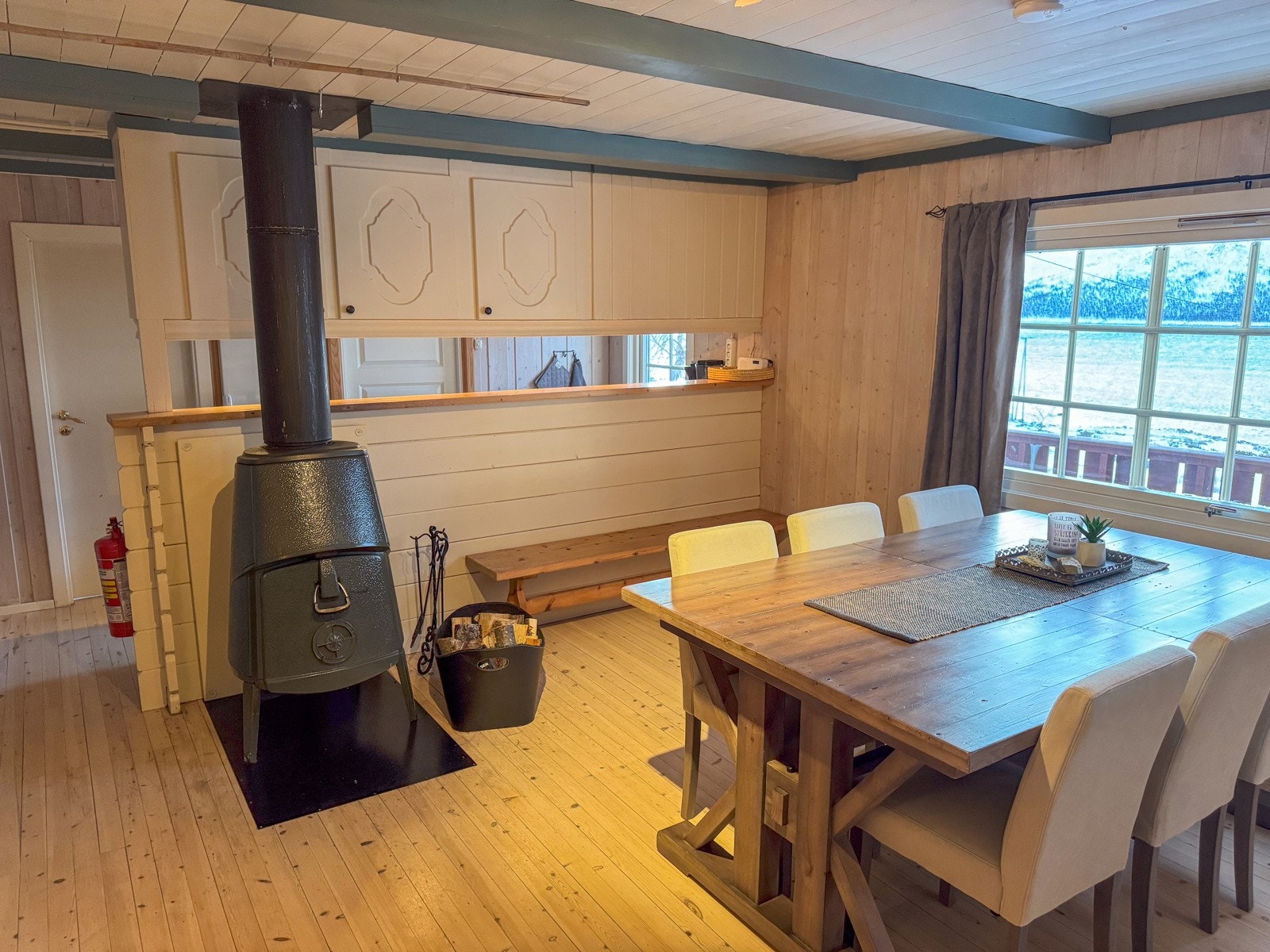 I spisestuen er det en vedovn, perfekt å fyre opp etter turer i fjellet. Selgers private bilder Galleribilde