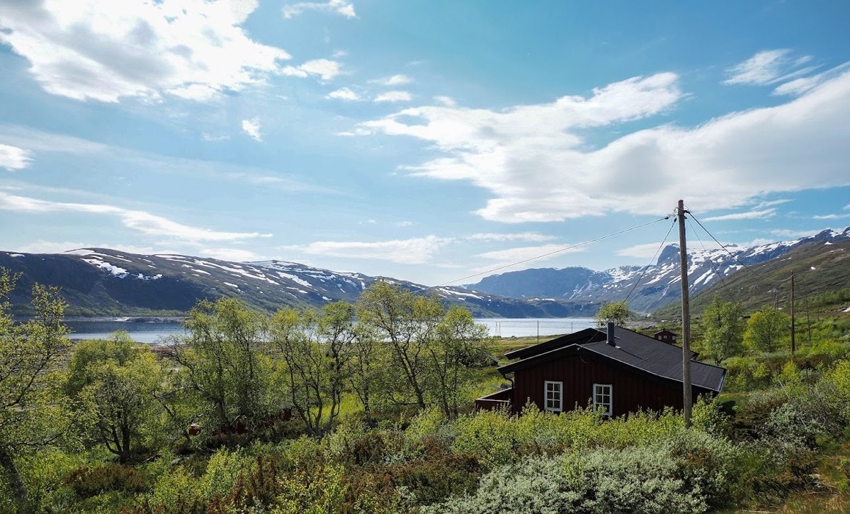 Hytten ligger midt i et fantastisk fjellandskap. Selgers private bilder Galleribilde