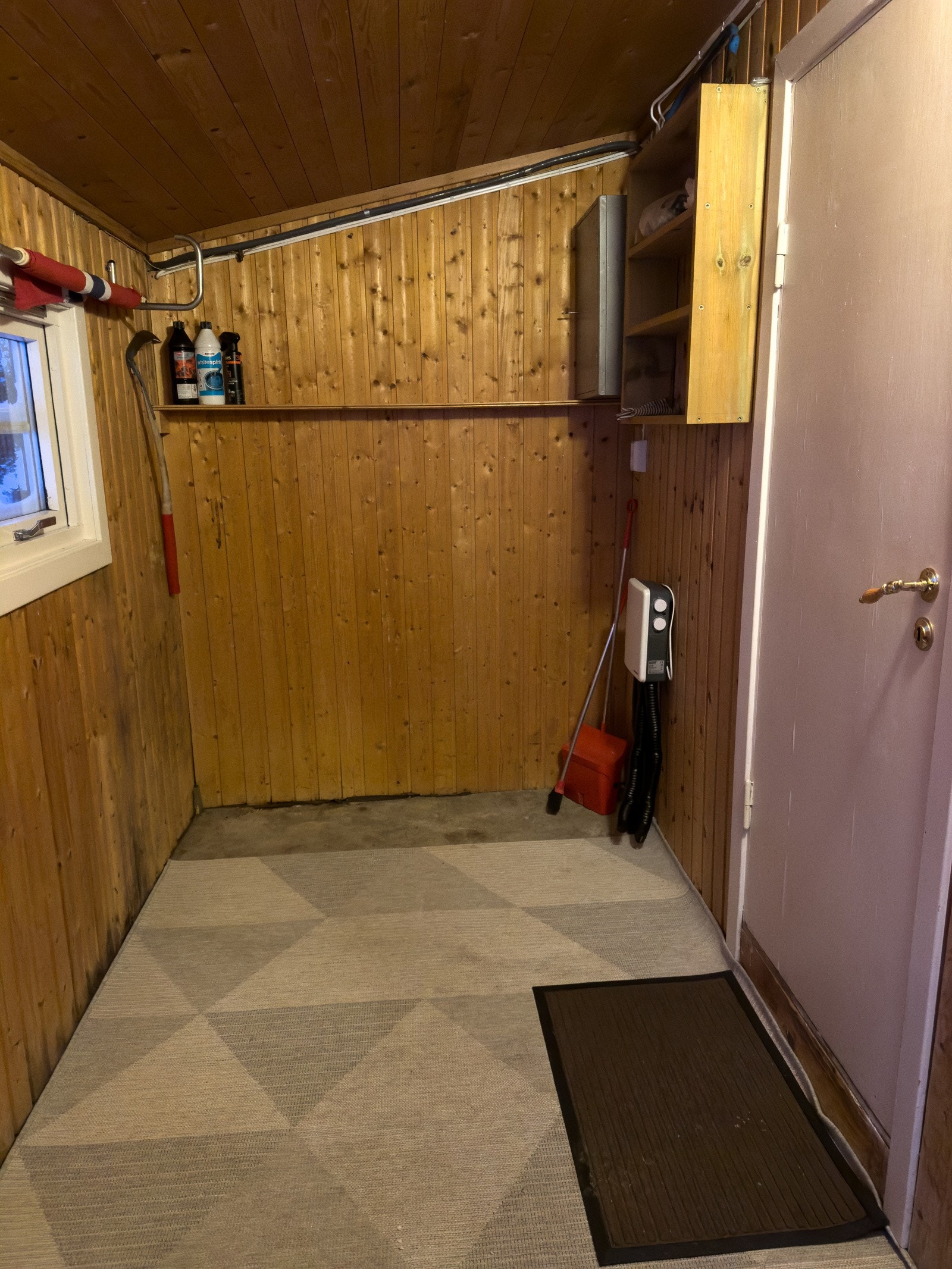 Velkommen inn. Romslig vindfang. Selgers private bilder Galleribilde