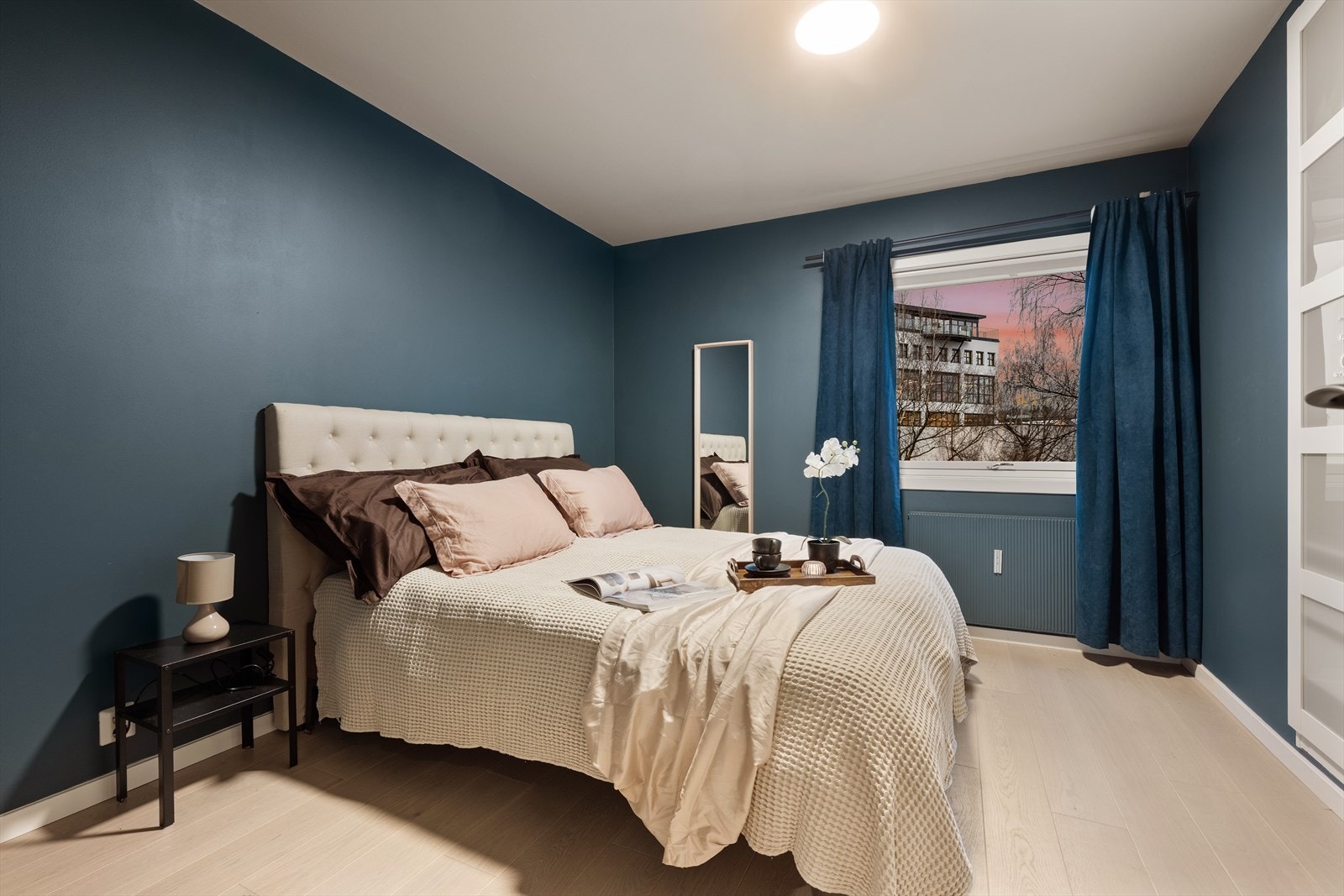 SOVEROM 1 | Boligens hovedsoverom er luftig med plass til dobbeltseng og tilhørende møblement. Galleribilde