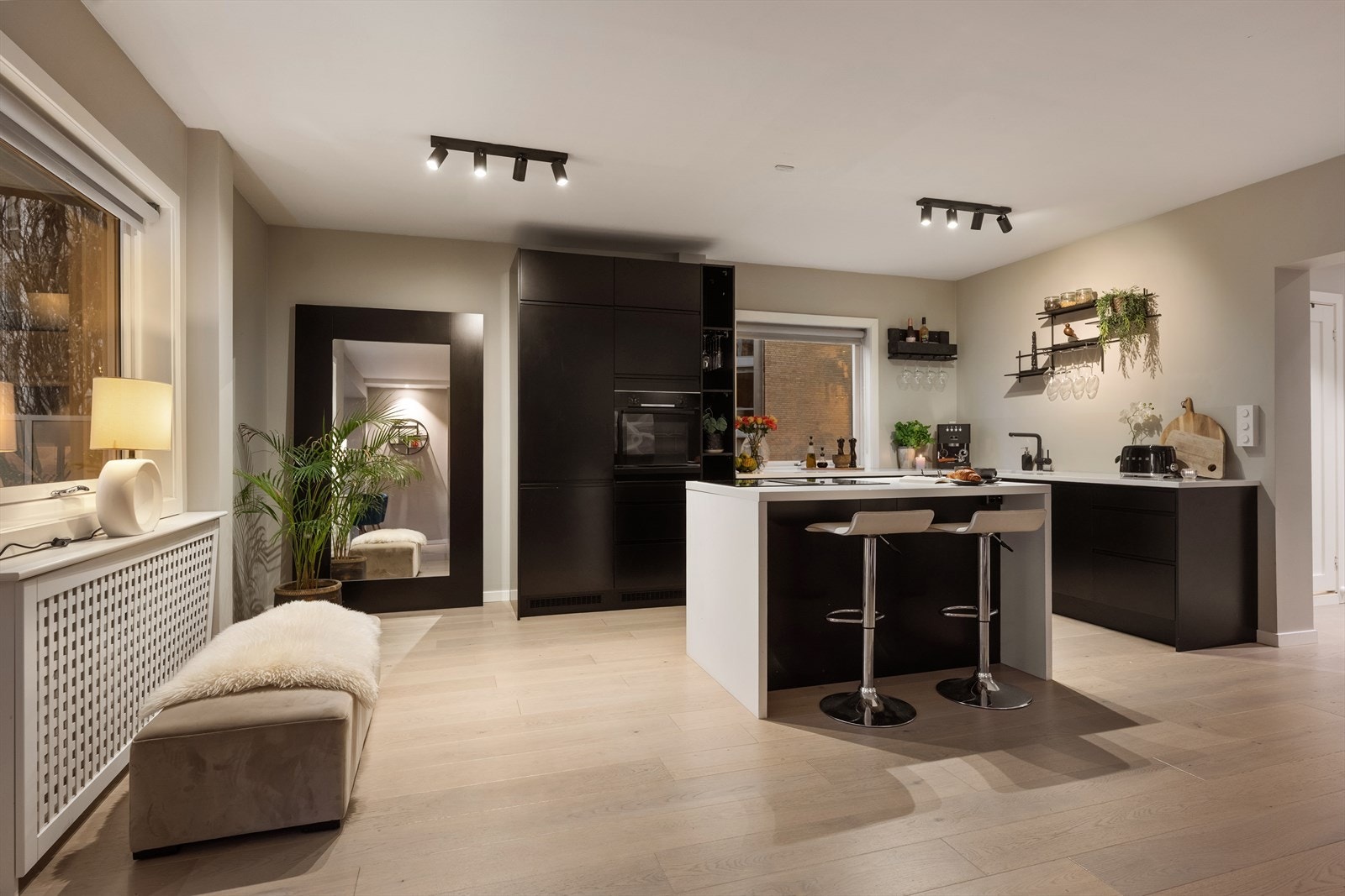 Boligens kjøkken er moderne med Epoq innredning fra 2021. Galleribilde