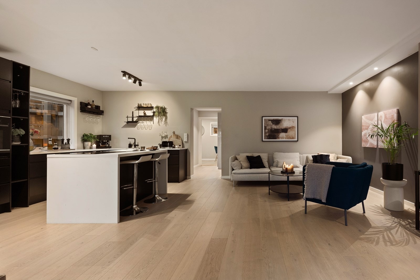 Boligen har et sosialt oppholdsrom med åpen stue/kjøkkenløsning. Galleribilde