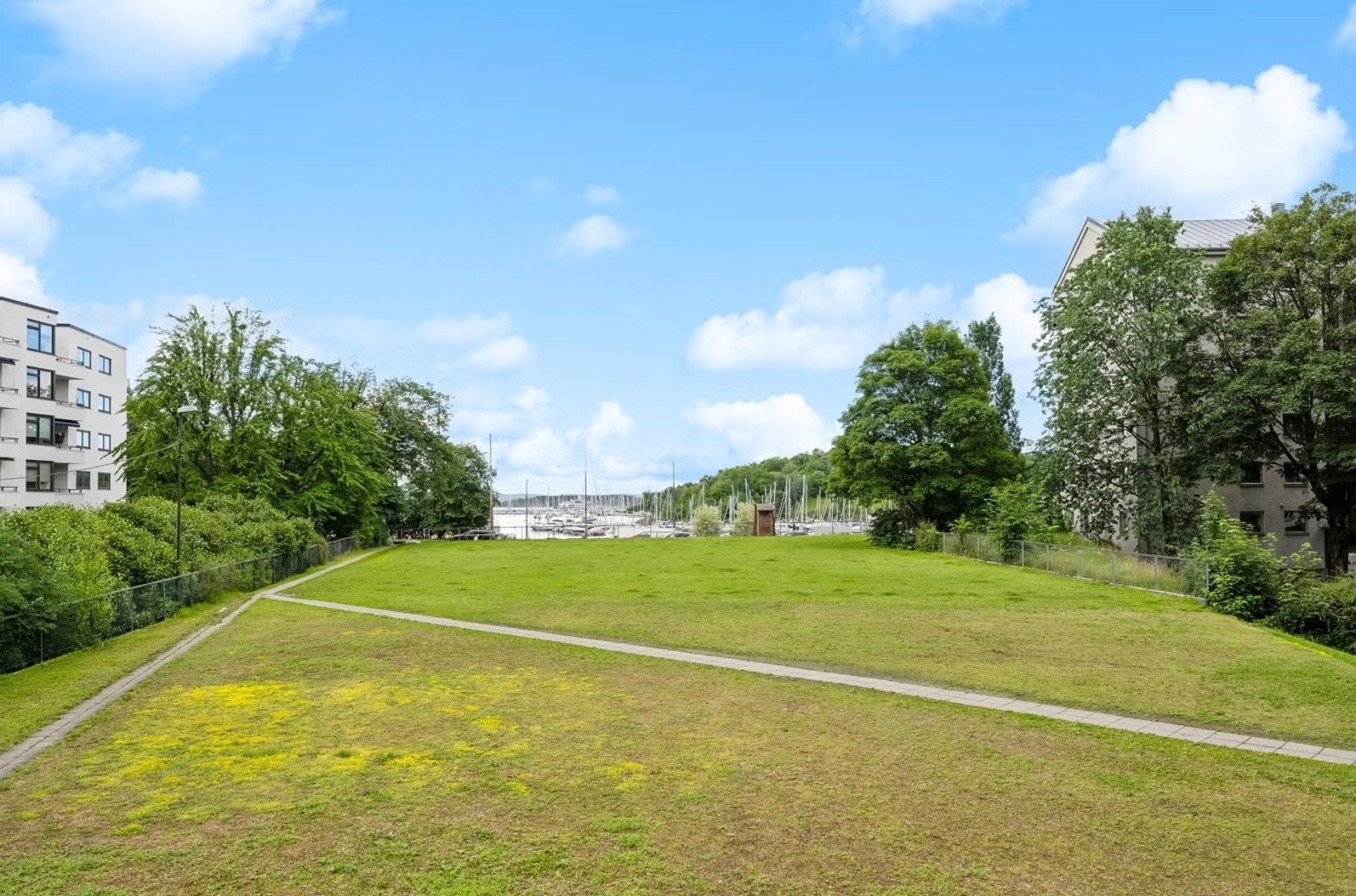 Eiendommen står på en pent opparbeidet tomt som preges av asfalterte gangveier og grøntarealer. Galleribilde