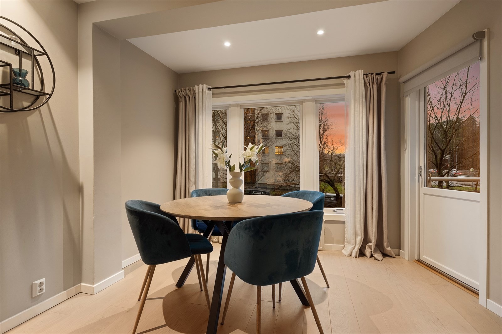 I stuen er det plass til en trivelig spisegruppe hvor venner og familie kan samles. Galleribilde