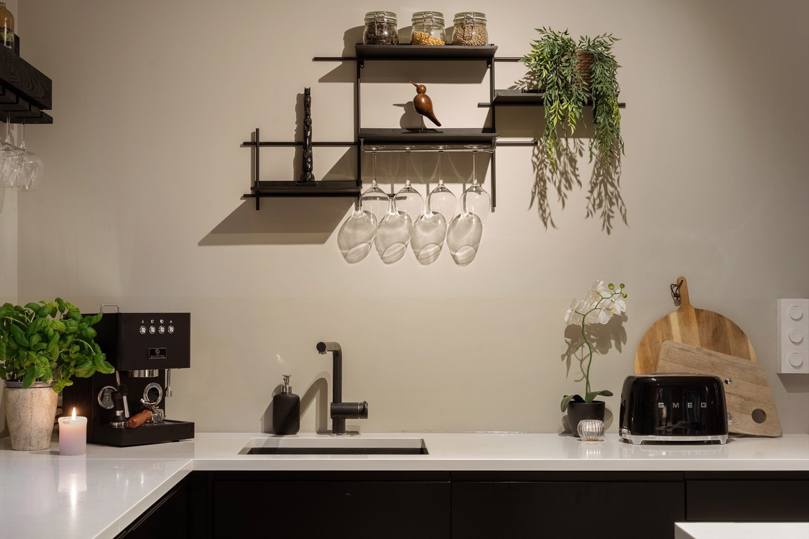 Kjøkkenet består av glatte fronter og benkeplate i komposittstein med underlimt kum i kompositt. Galleribilde