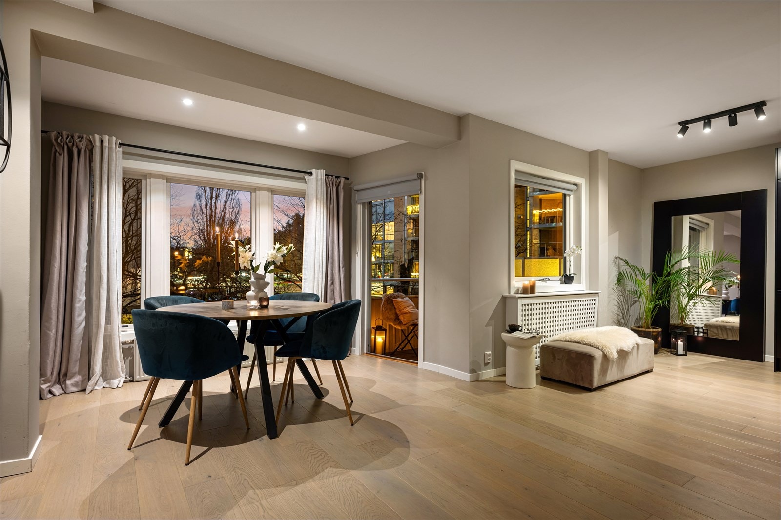 Boligens stue byr på naturlige møbleringssoner. Galleribilde