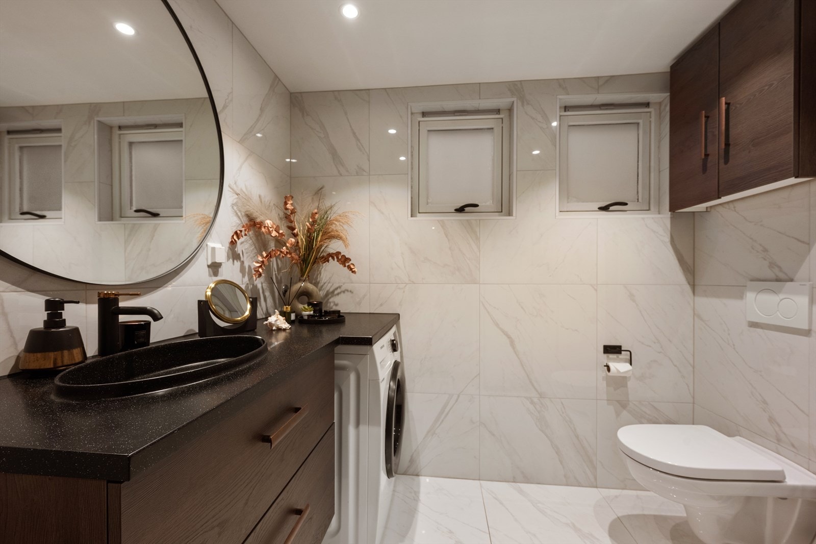 Boligens baderom ble rehabilitert i 2021 og er flislagt med varmekabler. Galleribilde